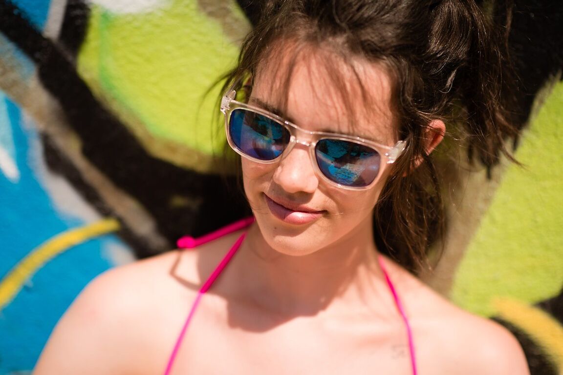 12P L'amatrice Violet enlève son bikini rose devant des graffitis