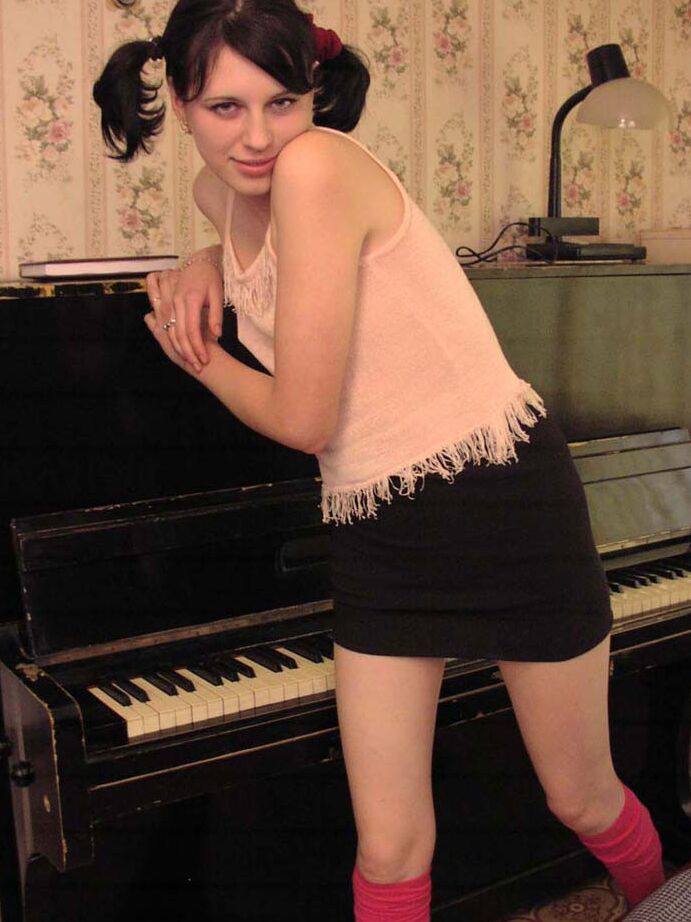 21P Adolescente amadora com tranças Julianna revela seu belo corpo na frente de um piano