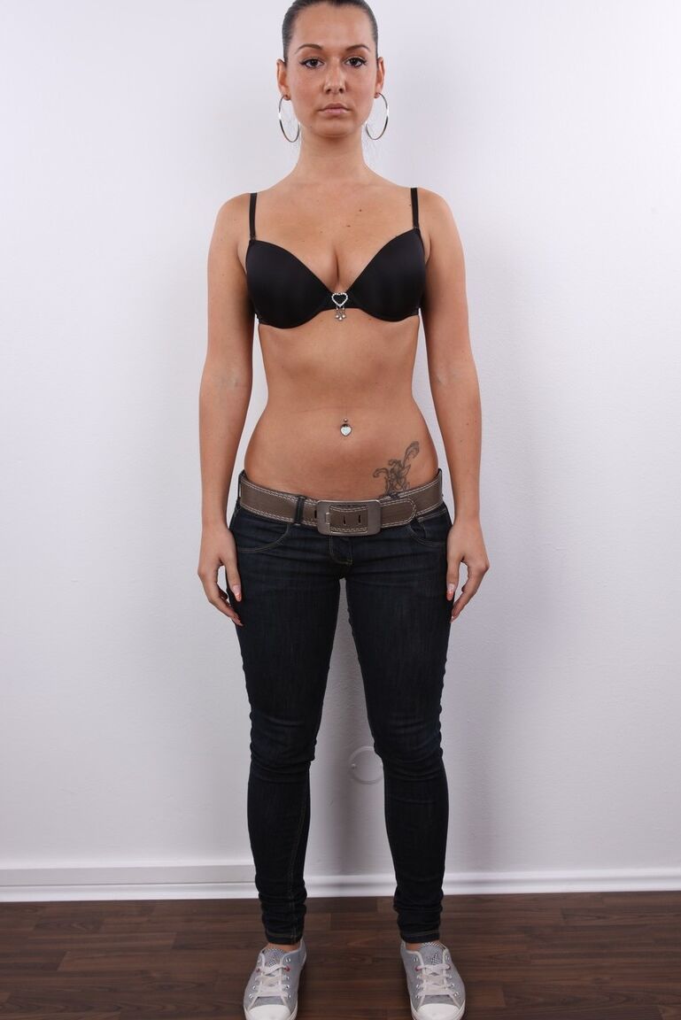 20P La amateur de pelo oscuro Veronika se quita la ropa para pagar el alquiler