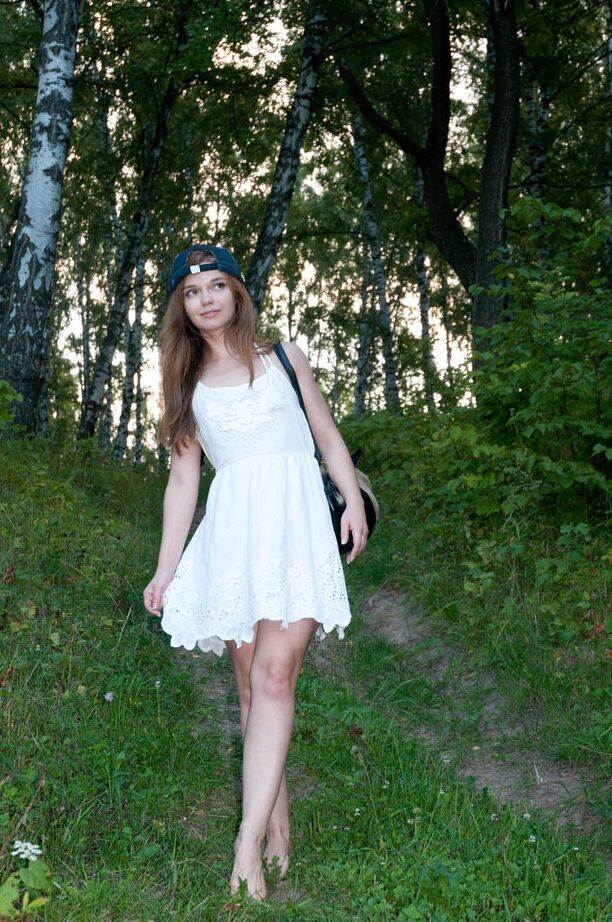 16P La jolie jeune Nedda A enlève une robe blanche pour poser nue sur un arbre tombé