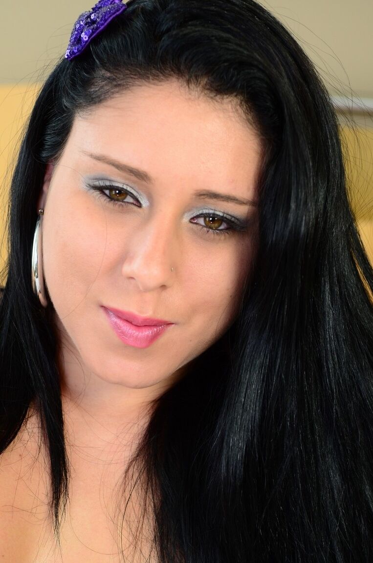 18P Travesti de cabelos negros Luana Azejedo revela seus peitinhos e bunda redonda
