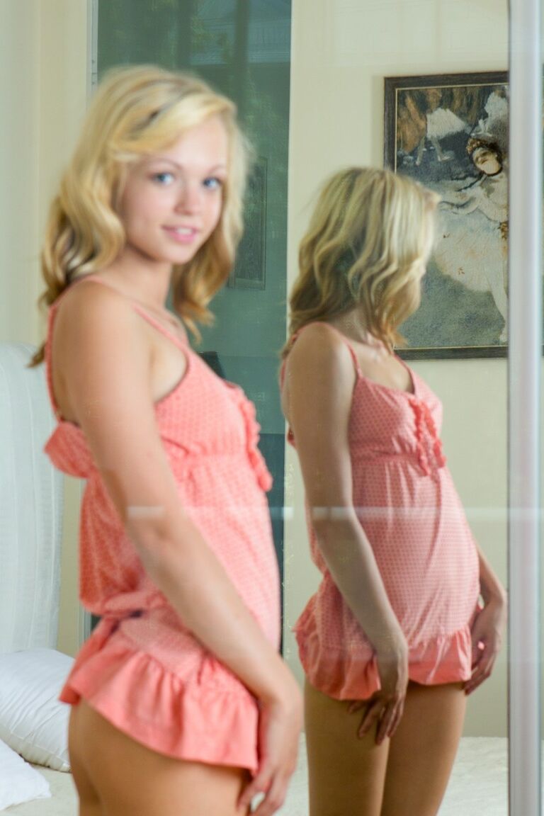 18P L'adorable blonde Eve montre ses petits seins