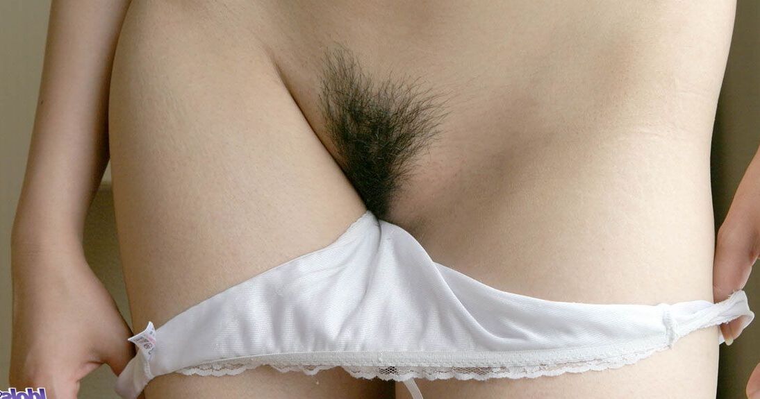 16P La chica japonesa solitaria Yuu moja su manguito recortado después de quitarse las bragas blancas