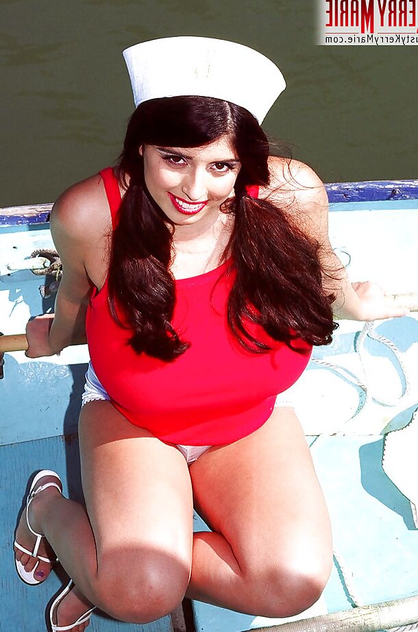 16P La regordeta estrella porno europea Kerry Marie libera sus enormes tetas del uniforme al aire libre
