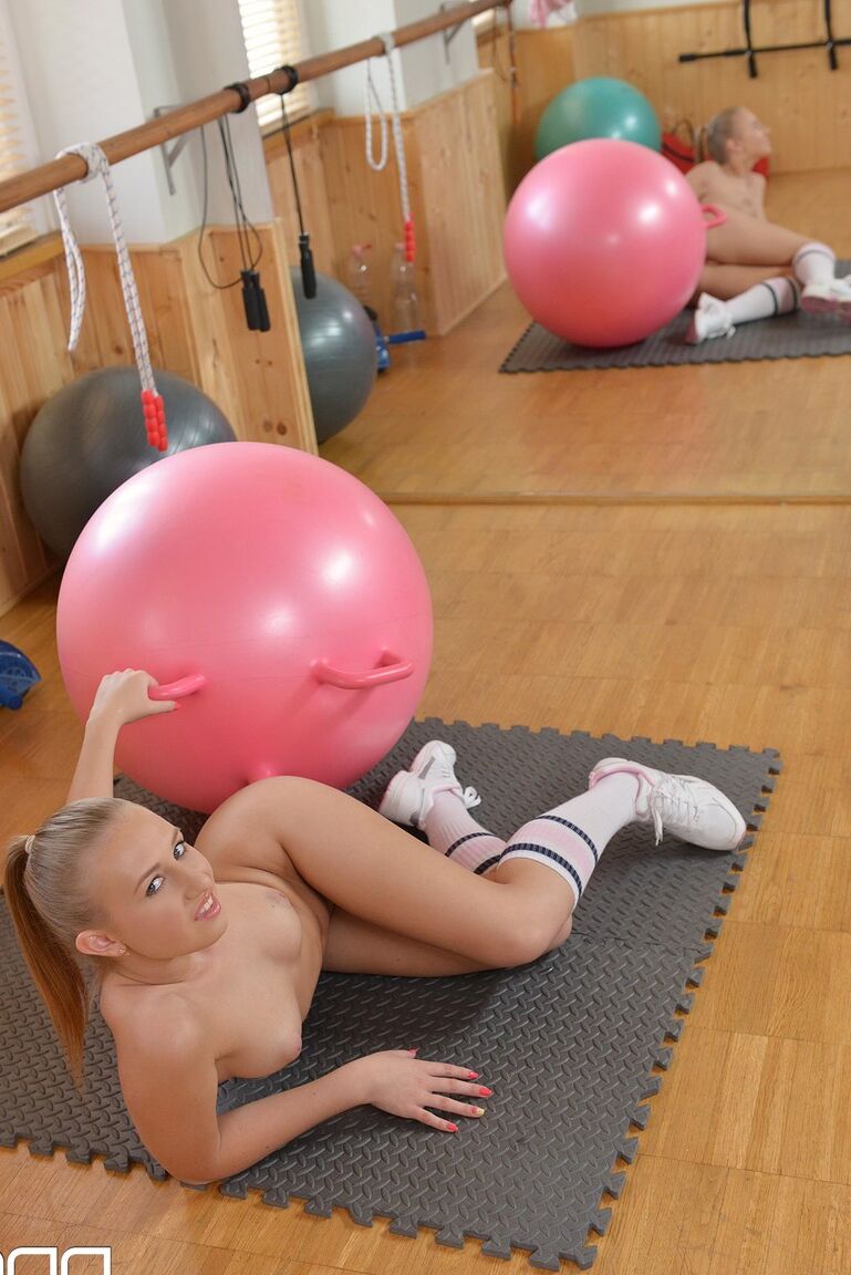 Die 21P-Blondine Milana Blanc mit Pferdeschwanz reitet während des Trainings auf einem Gymnastikballdildo