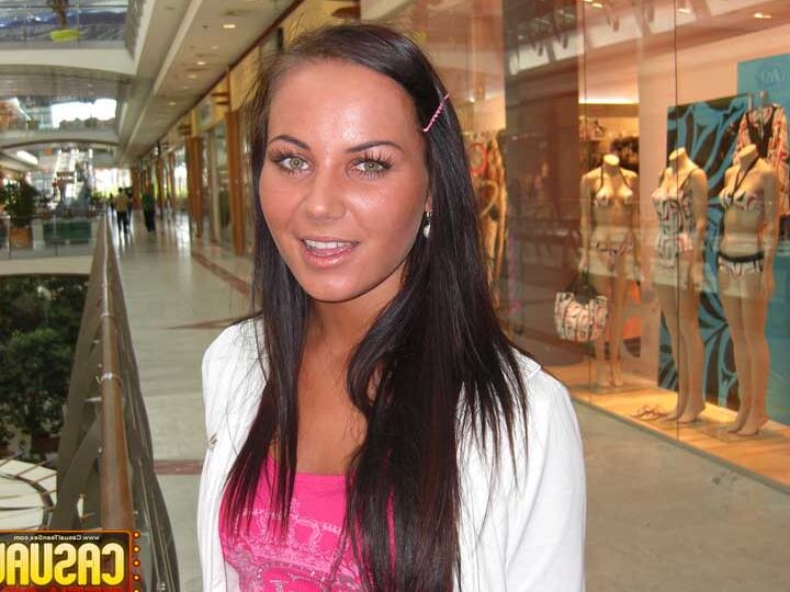 16P Adolescente Leggy fode um cara em uma escada ao ar livre depois de uma conexão no shopping