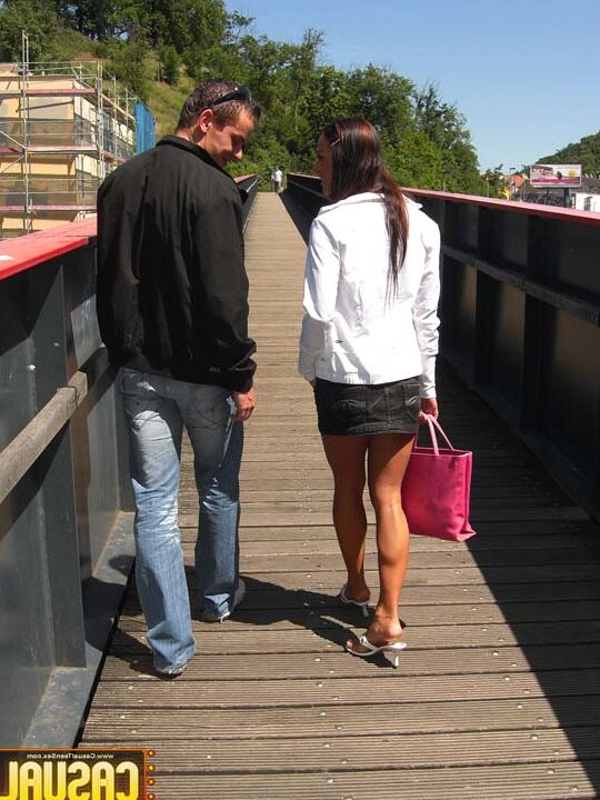 16P Adolescente Leggy fode um cara em uma escada ao ar livre depois de uma conexão no shopping