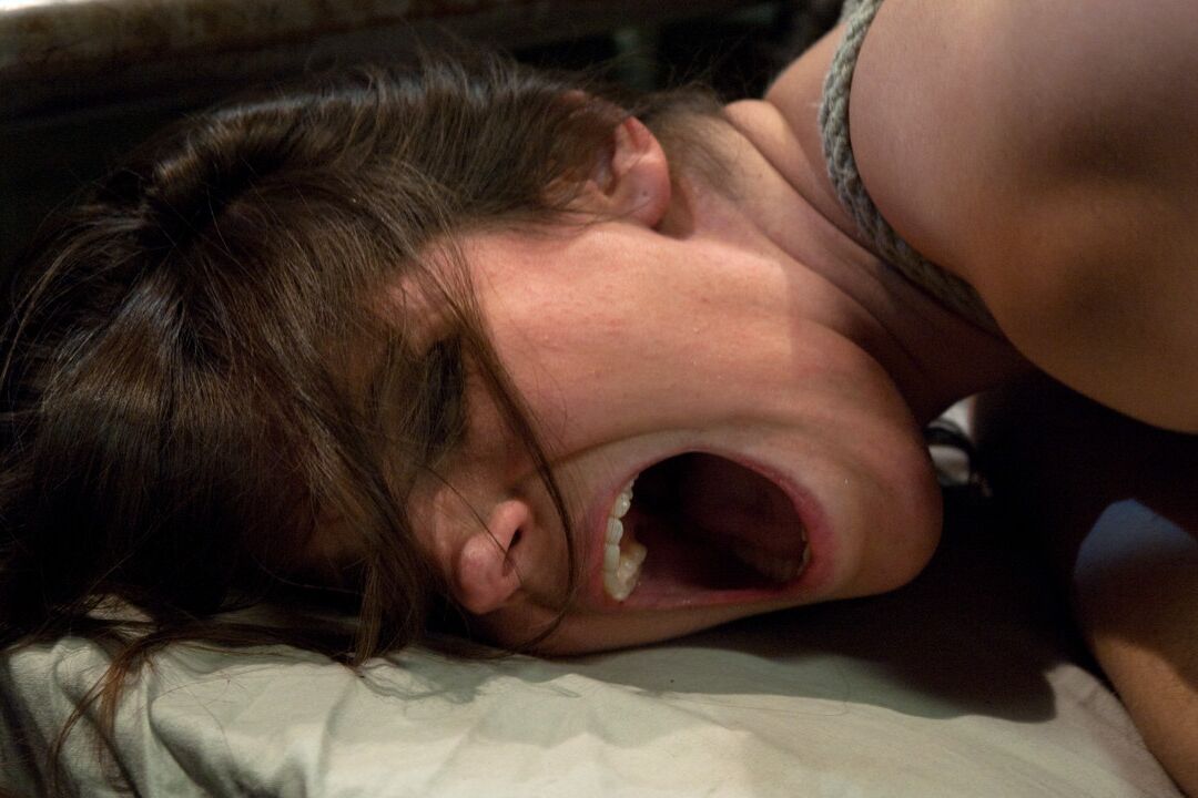 21P Sexy pornstar Bobbi Starr é amarrada e DPed em ação BDSM hardcore