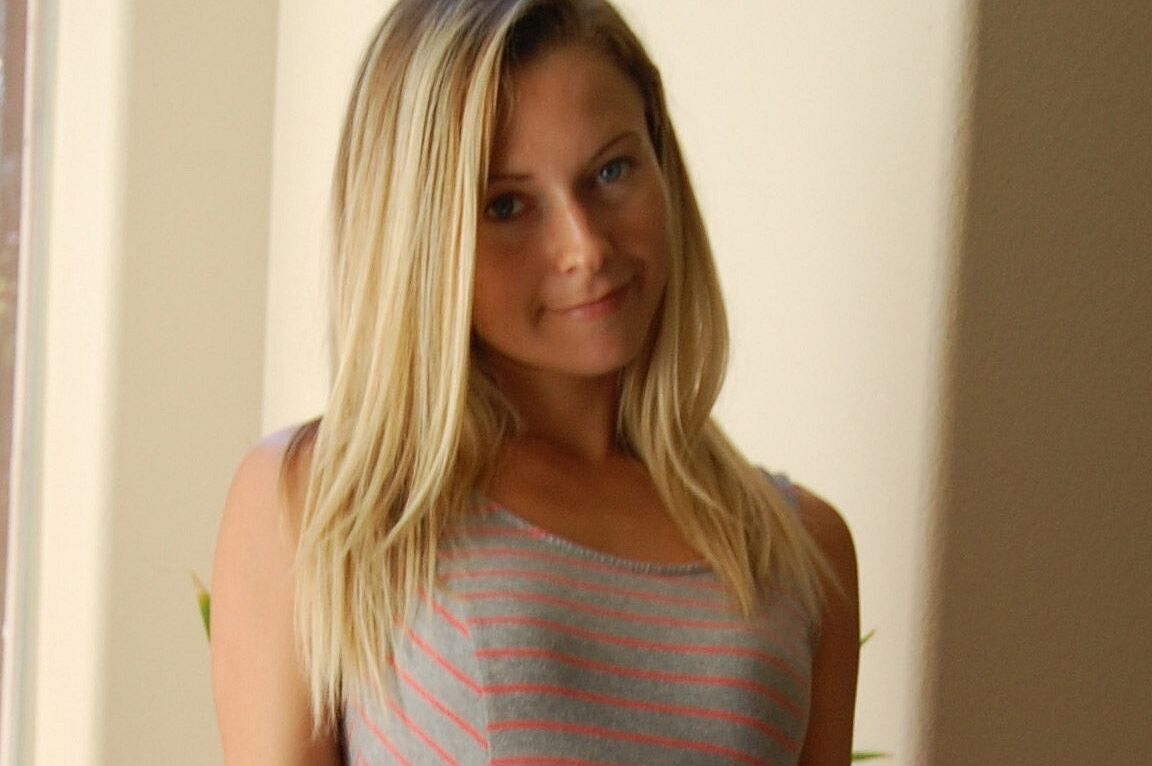 19P TNV Chicas Nicole Junto a la Ventana