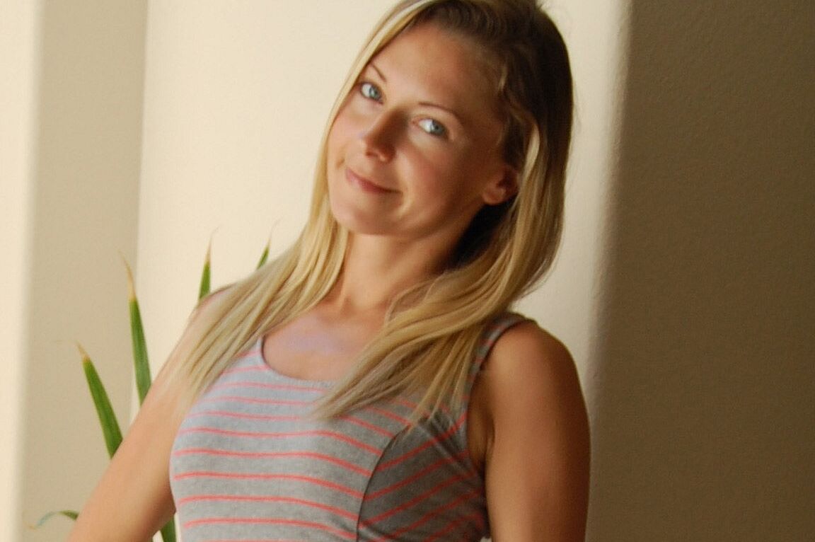 19P TNV Chicas Nicole Junto a la Ventana