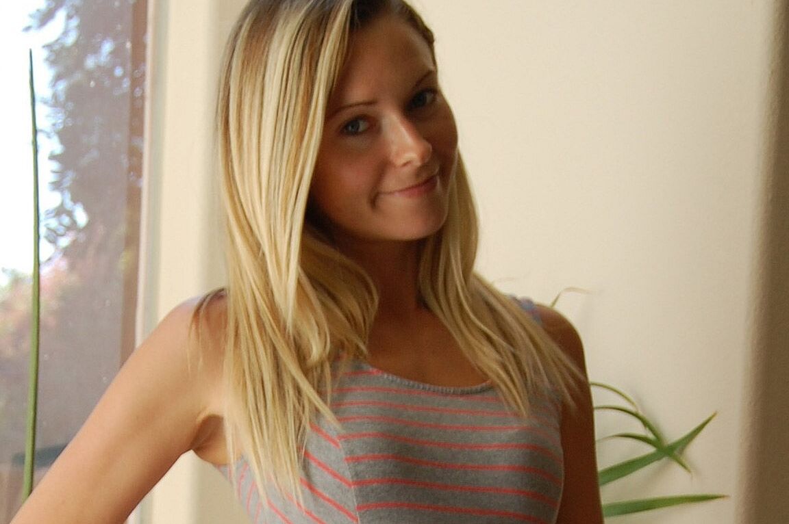 19P TNV Chicas Nicole Junto a la Ventana