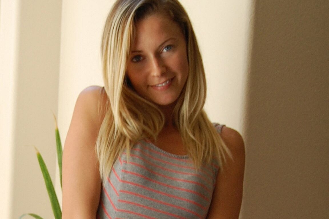 19P TNV Chicas Nicole Junto a la Ventana