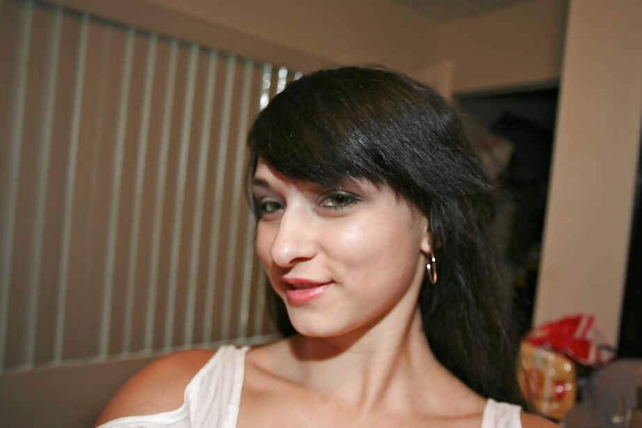 16P La dulce morena amateur Mandy Sky mostrando sus pequeñas curvas