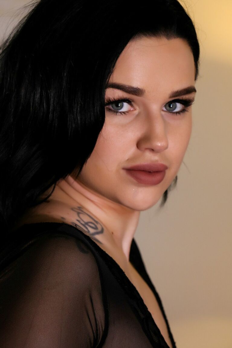 21P Der fantastische russische Pornostar Trina Rush posiert in verführerischen Spitzen-Netzstrümpfen