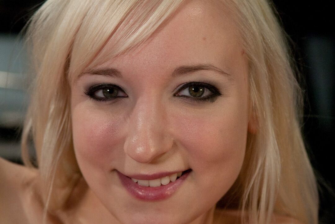 21P MILF rubia desnuda Ashley Jane follada a cuatro patas por una máquina sexual
