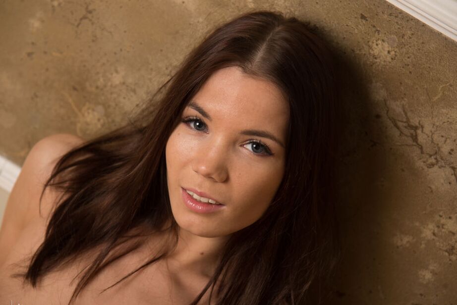 16P April exhibe con orgullo su seductor cuerpo desde sus redondas tetas hasta su coño