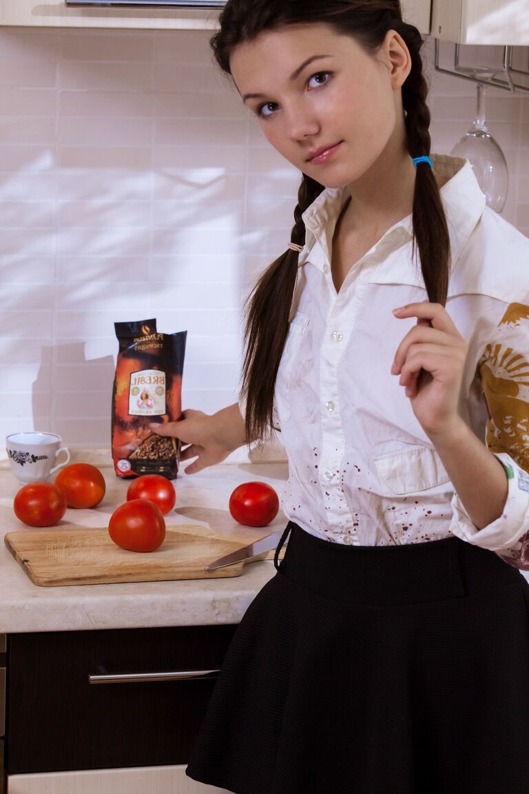 21P A linda adolescente Iva fica nua na cozinha e exibe sua virilha peluda