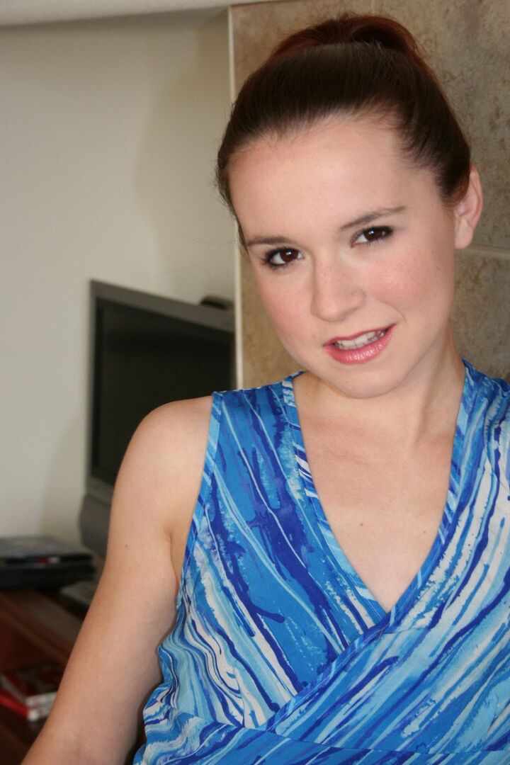 12P Perky Anna tira seu vestido azul e depois tira sua calcinha sexy