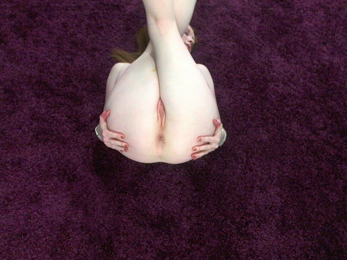 15P 赤毛熟女ルーシー・オハラがゆっくりとストリップして乳首をつまむ