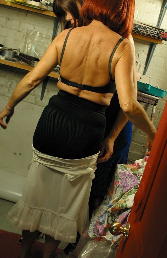12P Des lesbiennes plus âgées et plus jeunes exposent leurs seins en s'embrassant