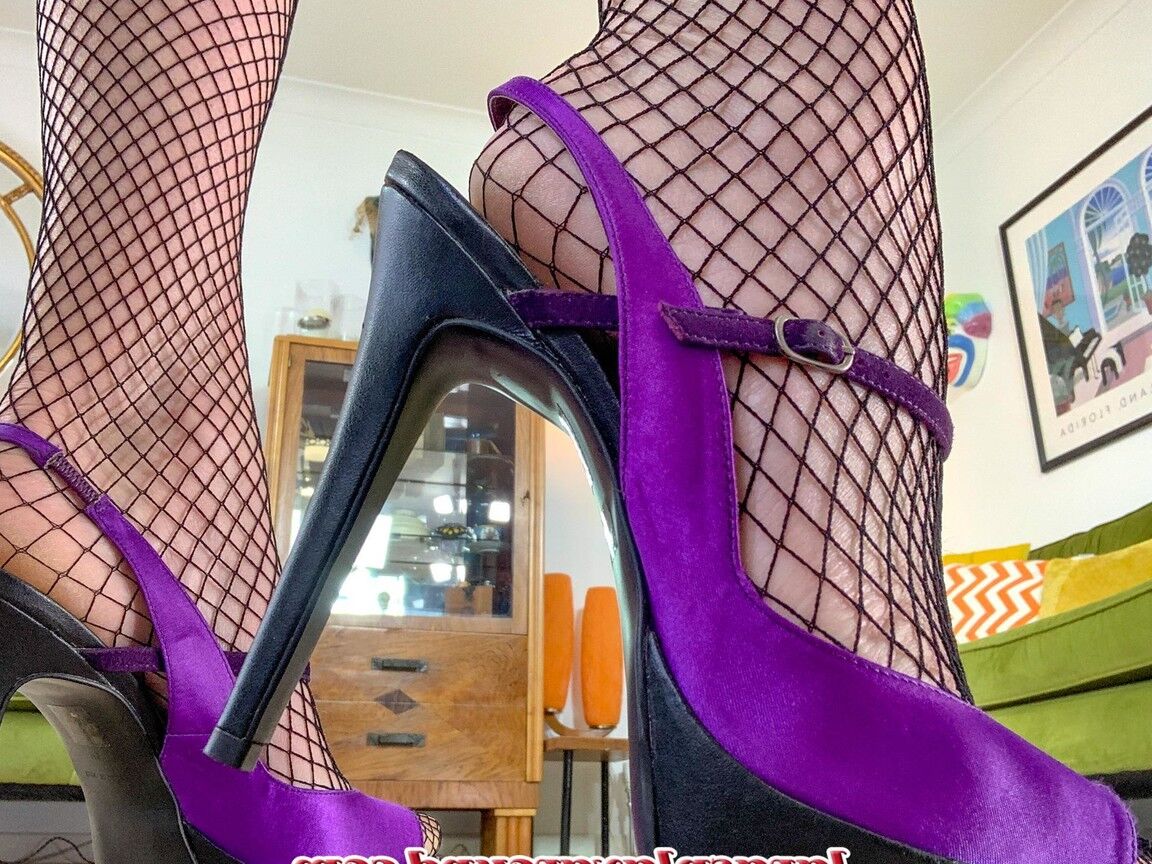 21P La traviesa MILF Lara se rasga las medias de rejilla y juega con su coño maduro