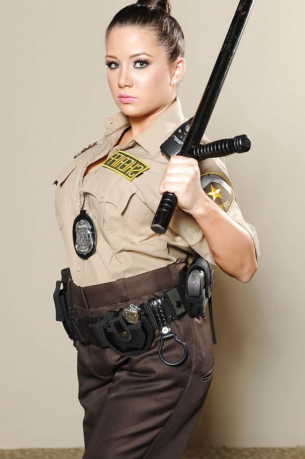 16P Gata tatuada Charity Bangs libera peitos grandes de pornstar do uniforme da polícia