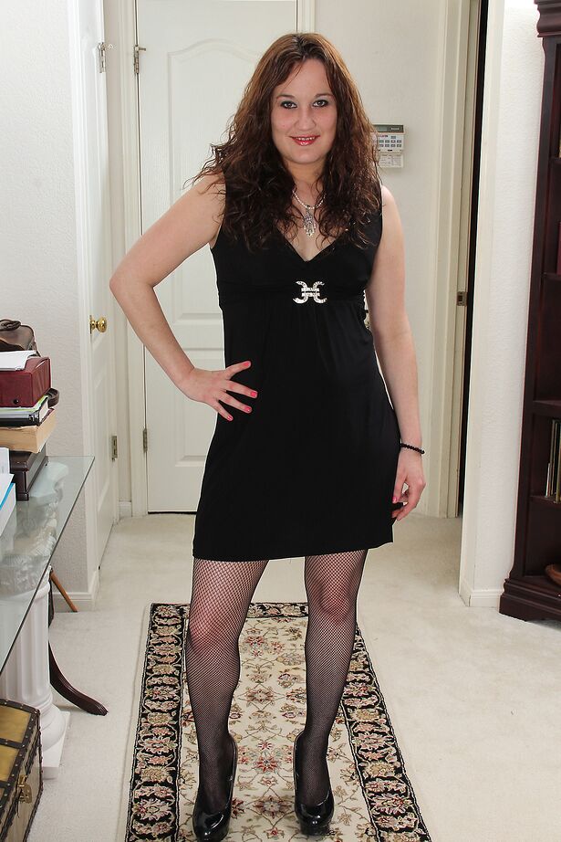 15P 30 plus model Belle Star proudly shows her bald twat in mesh stockings