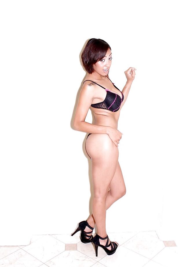 15P La star du porno brune Cherry Hilson dévoile son corps dans une lingerie.