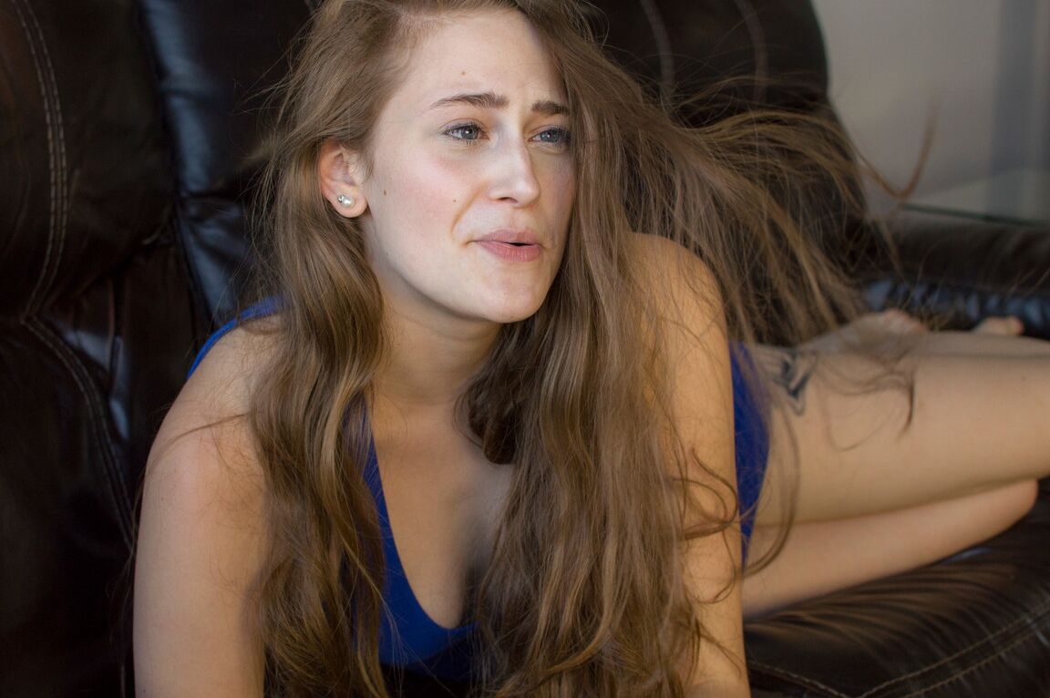 16P Le mannequin amateur Holly Marie enlève sa robe et son string pour des poses nues en solo.