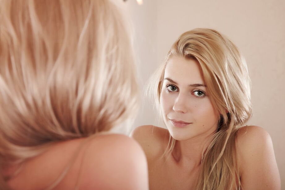 16P La joven rubia Viviene muestra su hermoso culo y su coño desnuda