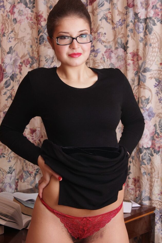 12P Une MILF sexy découvre ses gros seins et son buisson taillé avec des lunettes
