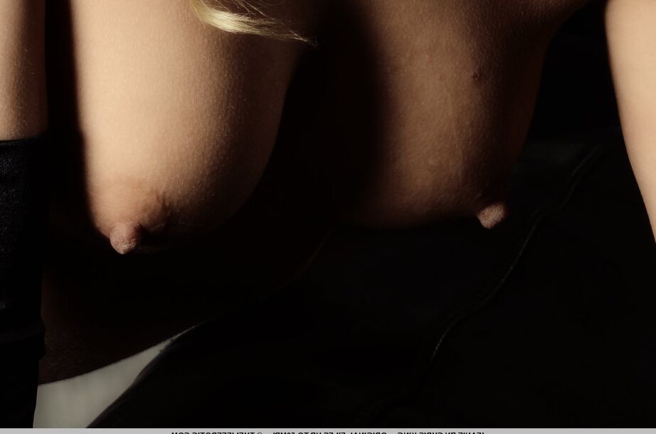 16P La rubia caliente Jeanie se desnuda para una follada con los dedos con labios rojos y medias sexys