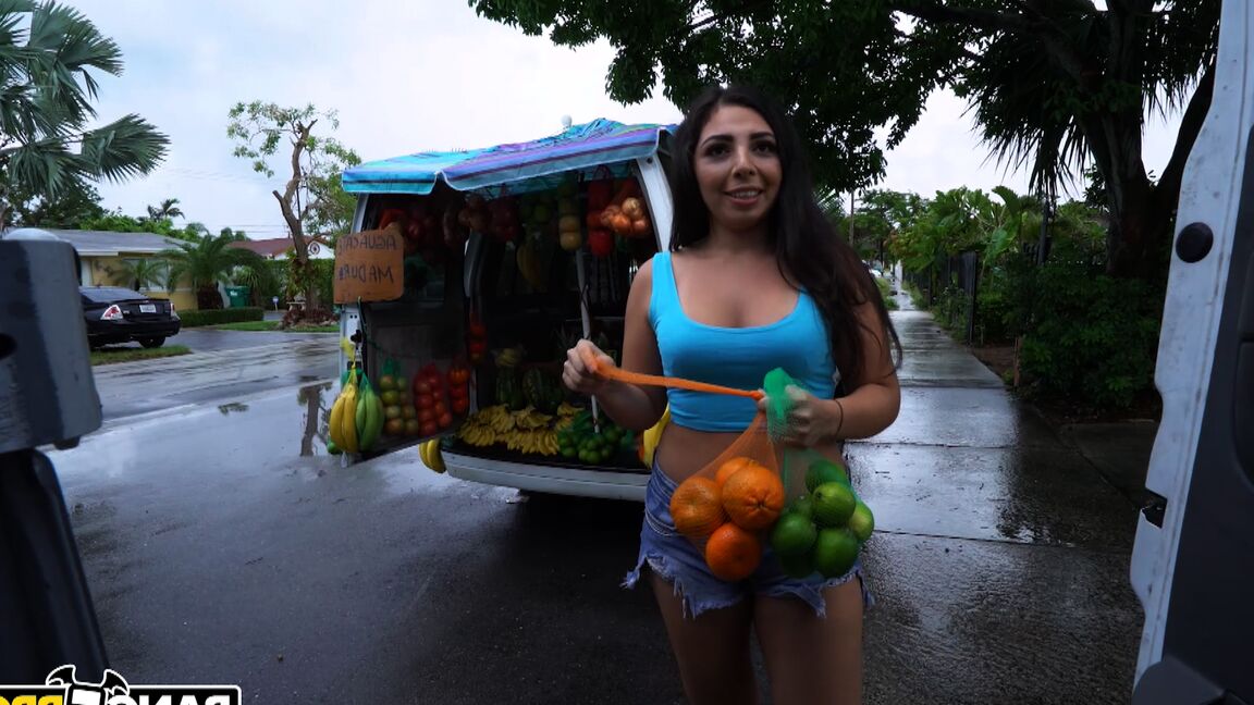 Luna Leve, débutante latina de 21P, se fait prendre et baiser dans la camionnette par un étalon encré