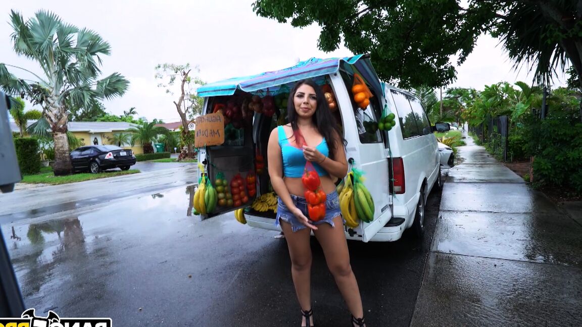 Luna Leve, débutante latina de 21P, se fait prendre et baiser dans la camionnette par un étalon encré