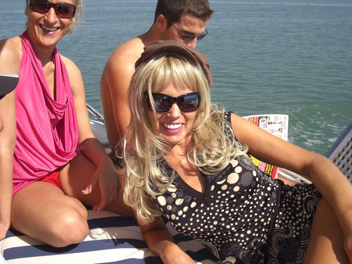 14P A dona de casa alemã Teresa Lynn faz sexo lésbico em um barco com uma loira