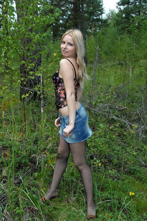 15P Rubia natural hace topless en el bosque antes de bajarse las pantimedias