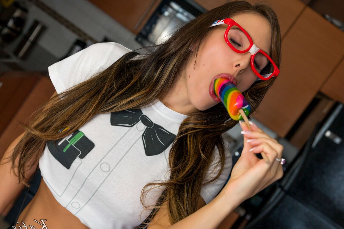 15P L'amatrice geek Katie Banks se doigte après avoir dévoilé ses gros seins et son cul.