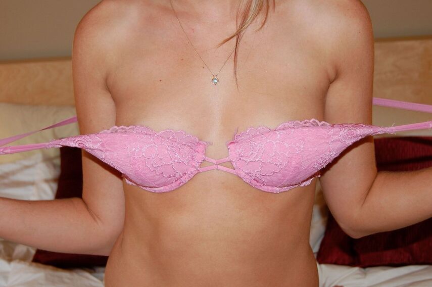 12P Una muy linda Cali muestra su apretado culo adolescente en tanga rosa