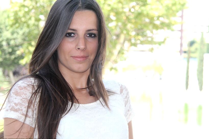 16P Das bekleidete Latina-Babe Dacota Rock enthüllt ihre langen Beine und ihren engen Arsch