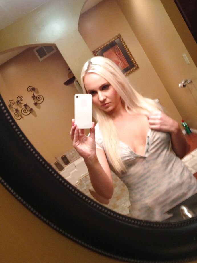 16P Loira tentadora de óculos Scarlett Star tirando a roupa e tomando banho