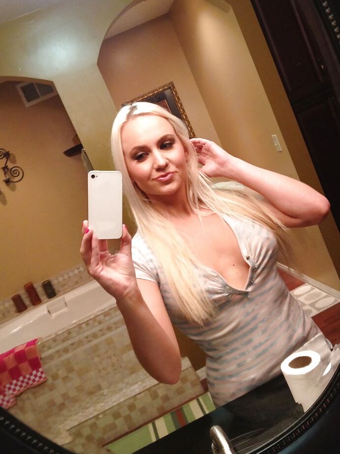 16P Loira tentadora de óculos Scarlett Star tirando a roupa e tomando banho
