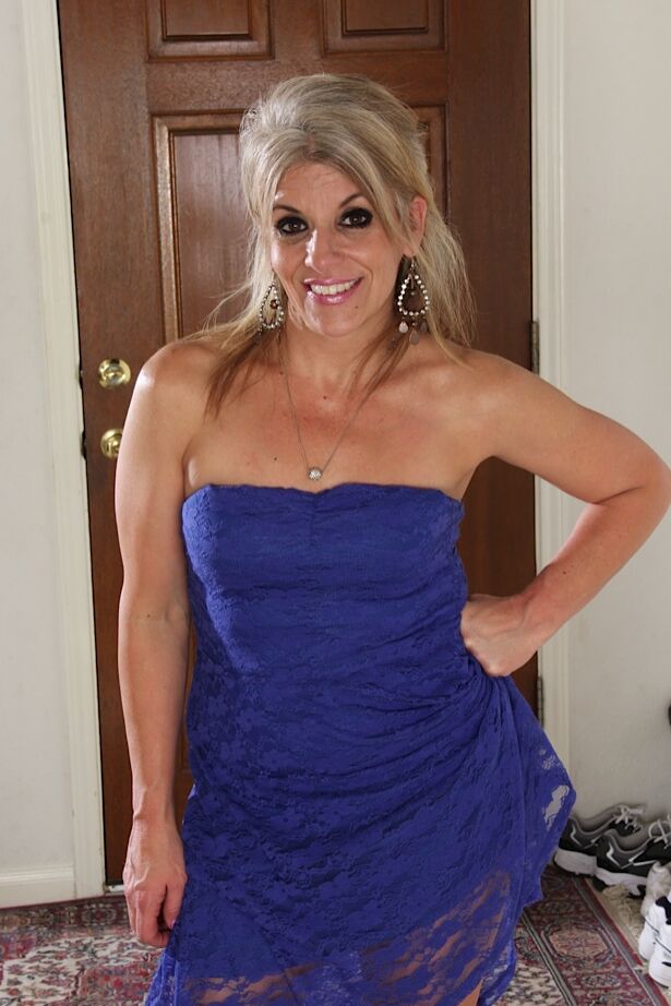 16P Sierra Smith, blonde mature aux petits seins, enlève sa robe bleue