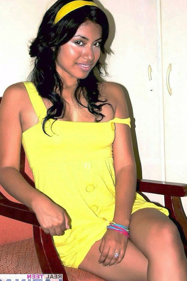 15P Real Teen Latinas Silvana im gelben Kleid