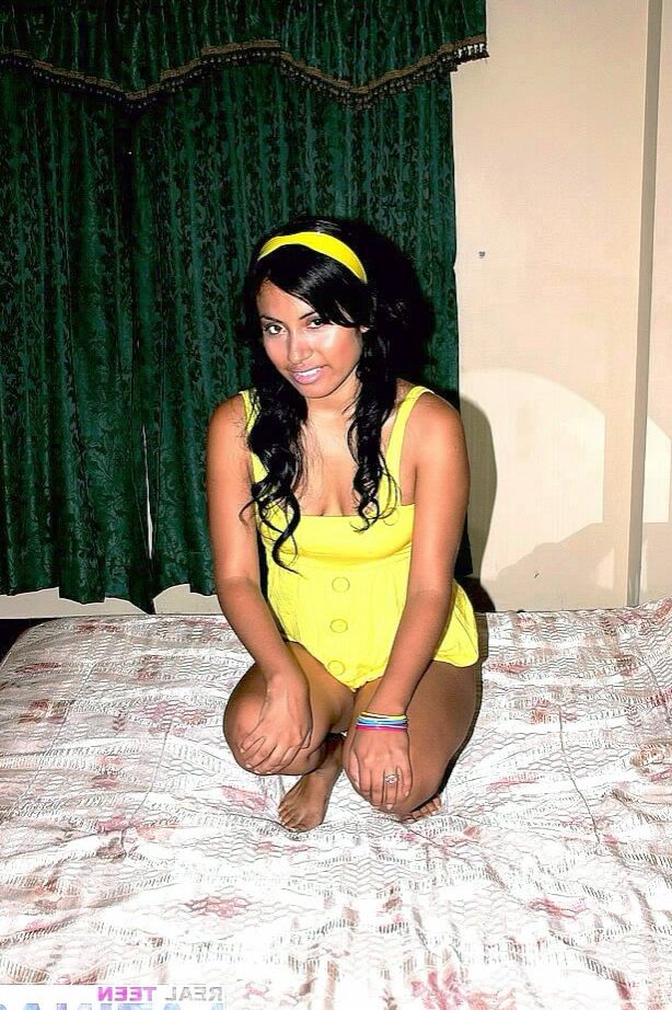 15P Real Teen Latinas Silvana im gelben Kleid