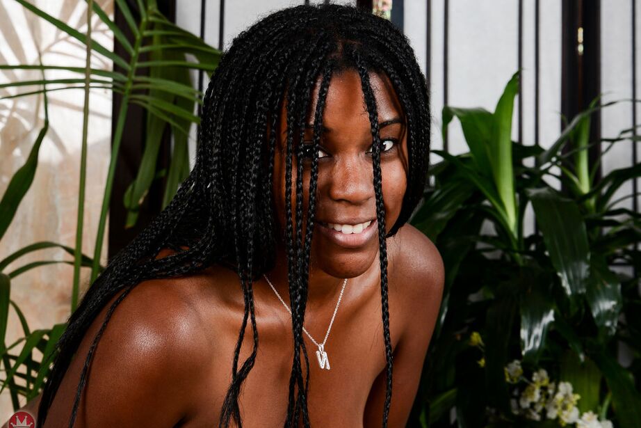 16P Ebony amadora Janelle Taylor mostra orgulhosamente sua bunda grande e sua vulva nua