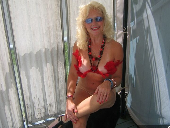 20P Über 30 blonde Ruth-Models sind nackt und helfen einem Mann auch beim Wichsen