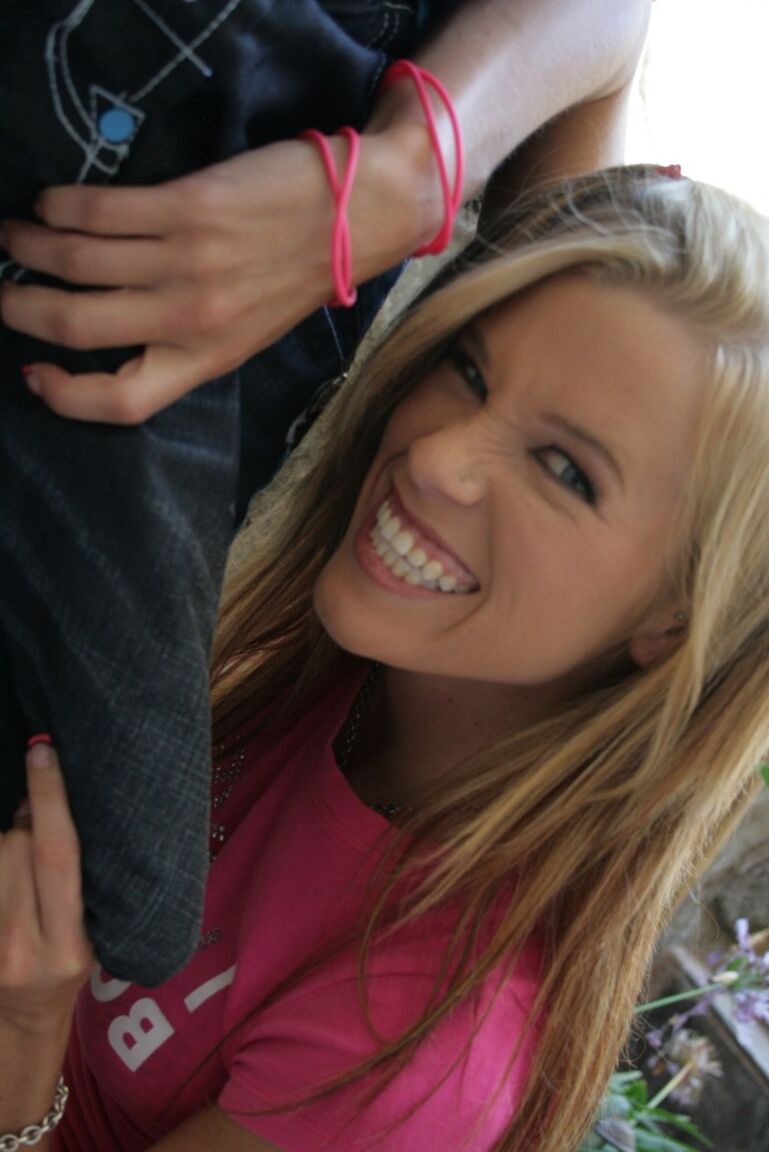 13P La joven rubia Aiden Aspen en pantalones cortos recibe una polla negra gigante y se ahoga en semen