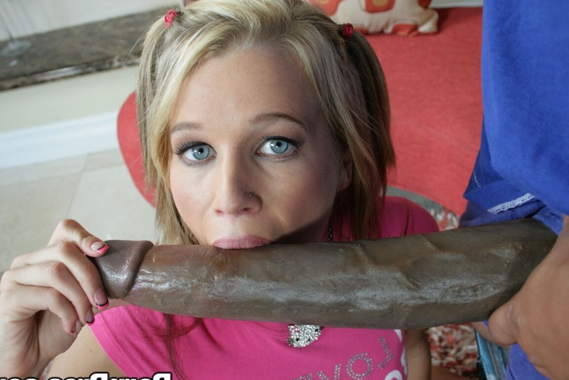 13P La joven rubia Aiden Aspen en pantalones cortos recibe una polla negra gigante y se ahoga en semen