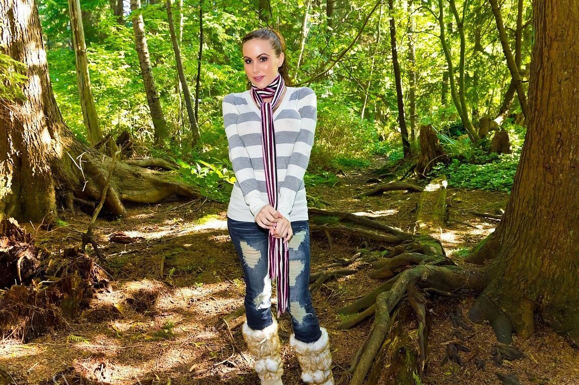 15P La modelo amateur Katie Banks se desnuda hasta quedarse con las botas en un claro del bosque