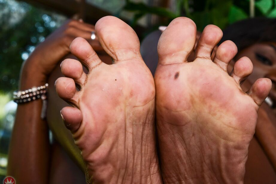 16P La debutante negra Ana Foxxx abre su coño rosado con los pies descalzos